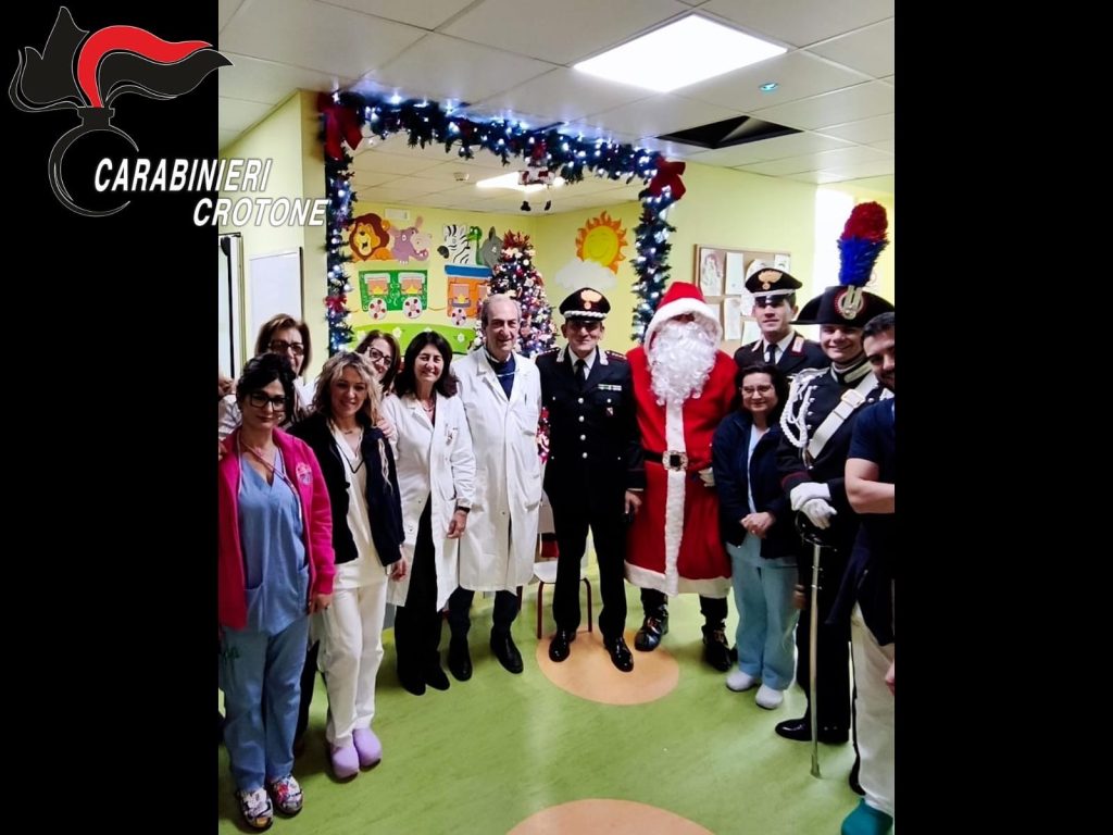 Il Natale dell’Arma entra in pediatria: i carabinieri di Crotone con i piccoli degenti dell’Ospedale “San Giovanni di Dio” 1 Carabinieri Crotone visita pediatria due