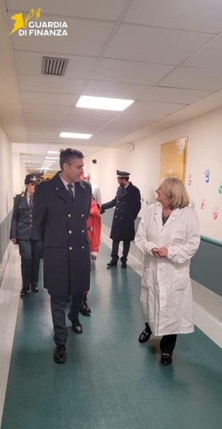 Sorriso in divisa, la Guardia di finanza porta il Natale ai bambini dei reparti pediatrici di Catanzaro (FOTO) 1 Guardia di Finanza Catanzaro visita bambini ospedale natale due