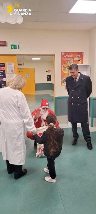 Sorriso in divisa, la Guardia di finanza porta il Natale ai bambini dei reparti pediatrici di Catanzaro (FOTO) 2 Guardia di Finanza Catanzaro visita bambini ospedale natale tre