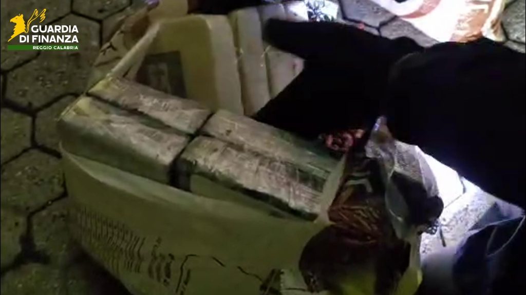 Guardia di Finanza Reggio Calabria cocaina nelle noccioline due Gioia