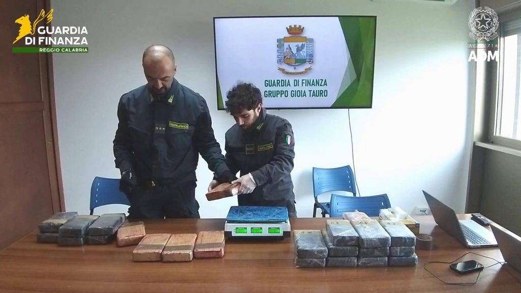 Guardia di Finanza Reggio Calabria droga porto Gioia tre