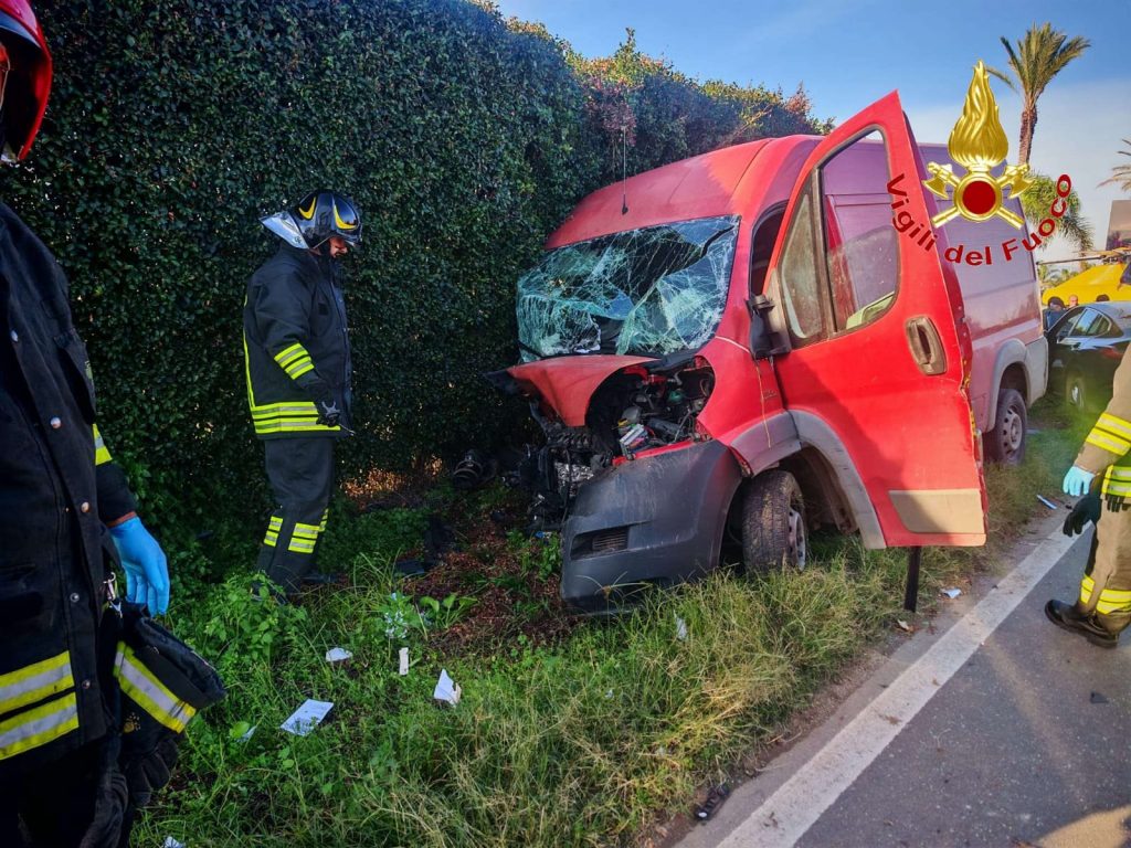 Frontale sulla Statale 18 tra Pizzo e Curinga: trasporto d’urgenza in elicottero per un ferito grave (FOTO) 1 Incidente Ducato