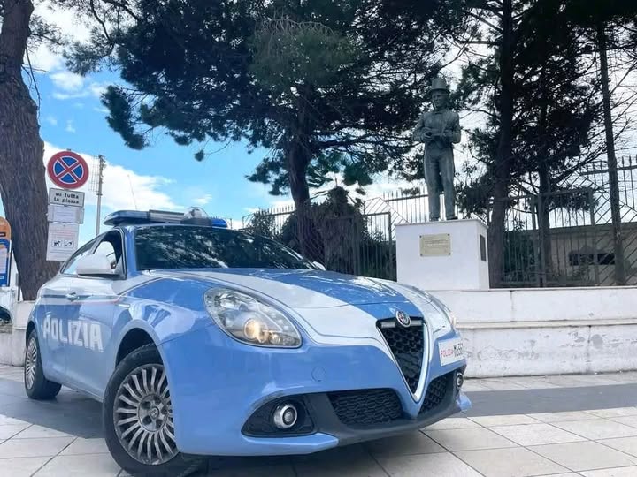 Polizia Crotone, auto davanti