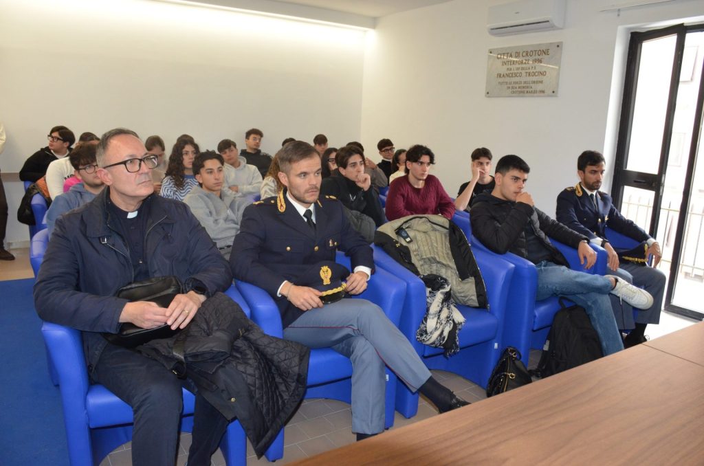 Legalità e partecipazione: il dialogo della Polizia di Crotone con gli studenti del Liceo Scientifico "Filolao" (FOTO) 2 Questura KR2