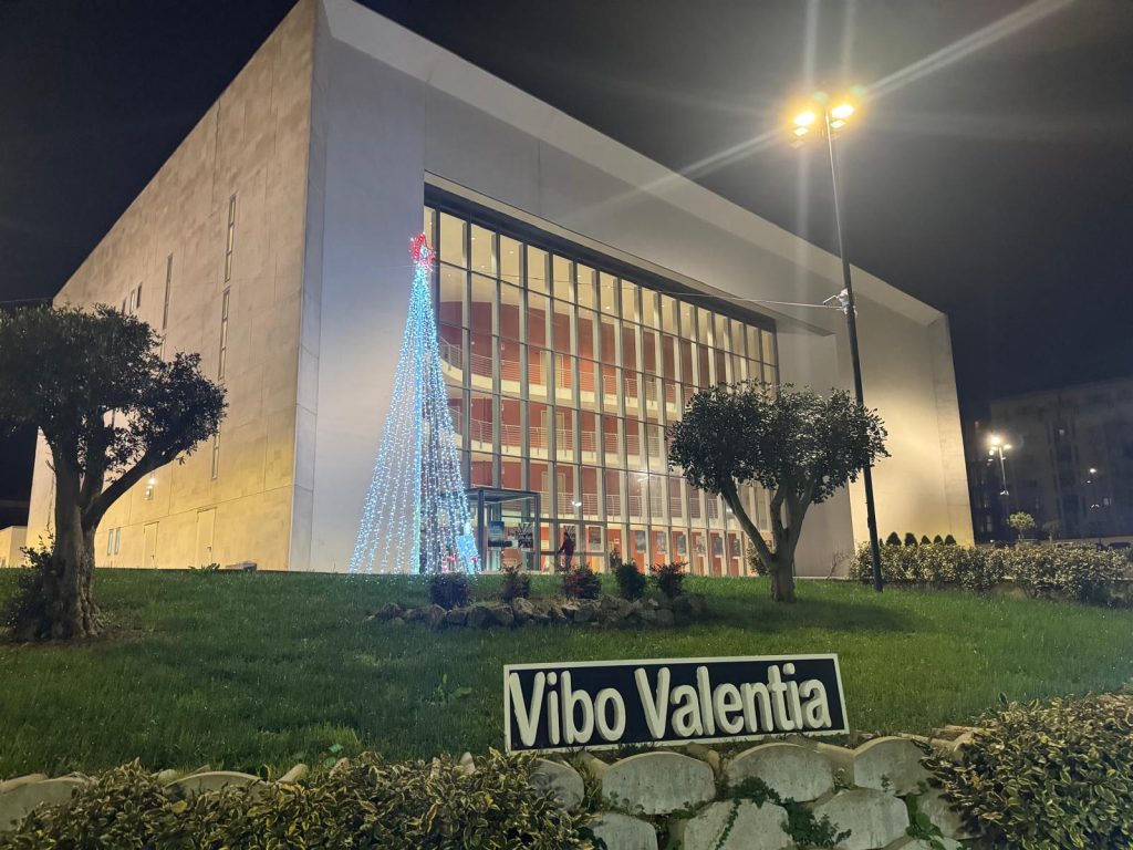 Vibo Valentia riaccende le luci del sapere: teatro comunale sold out ad una prima storica (FOTO-VIDEO) 2 Vibo Valentia teatro tre