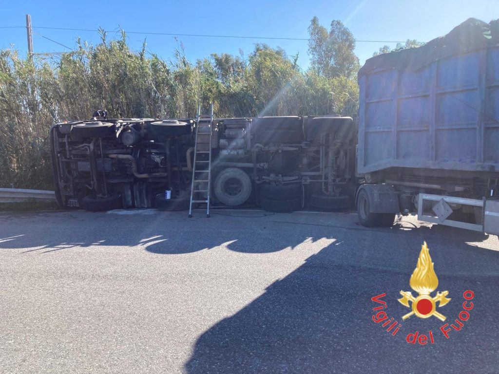 Paura per un autotreno che si ribalta sulla Statale 106 nel Catanzarese, ferito il conducente (FOTO) 1 Vigili del Fuoco Catanzaro autotreno 106 Simeri uno