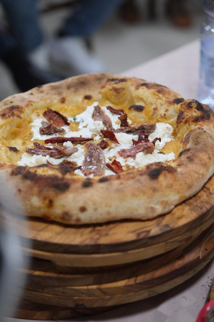 Masterclass sulla pizza contemporanea sold out a Tropea: oltre 50 partecipanti per il corso serale (FOTO) 1 WhatsApp Image 2025 12 03 at 12.50.32