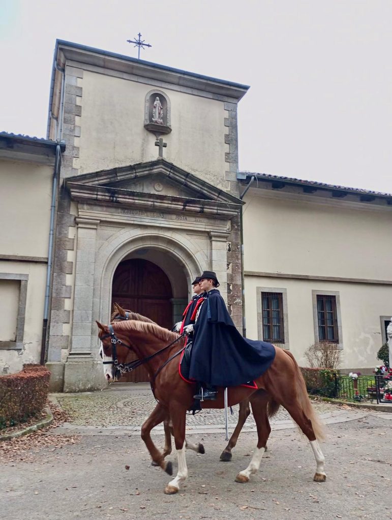 Carabinieri a cavallo nelle Serre e sul Monte Poro: rafforzati i controlli nelle aree rurali e montane (FOTO) 1 WhatsApp Image 2025 12 14 at 21.33.29