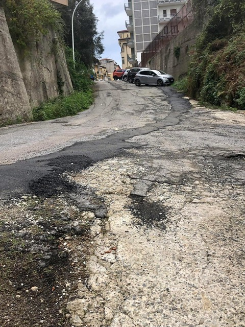 Quartiere Cancello Rosso, strade devastate e voragini: Cuore Vibonese accusa la Giunta Romeo (FOTO) 1 image0