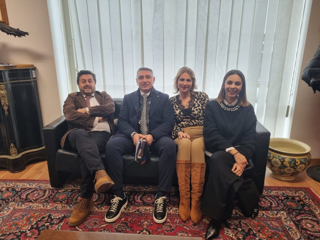 Il Consiglio provinciale di Vibo parte compatto: sì unanime alla delocalizzazione dei depositi costieri 1 Al centro i presidenti delle commissioni consiliari Vincenzo La Caria e Maria Angela Calzone. Di lato i vicepresidenti Sergio Barbuto e Ilenia Tulino