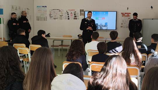 Carabinieri Crotone scuola due