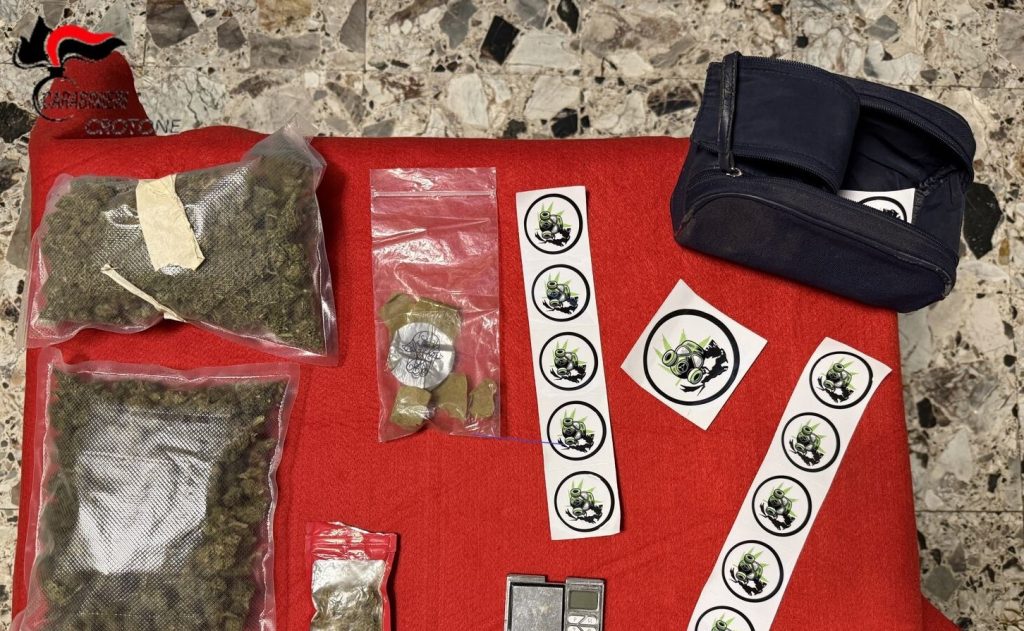 Sorpreso in auto con oltre 200 grammi tra hashish e marijuana, arrestato giovane nel Crotonese (FOTO) 1 Carabinieri Crotone spaccio droga arresto tecnica volante