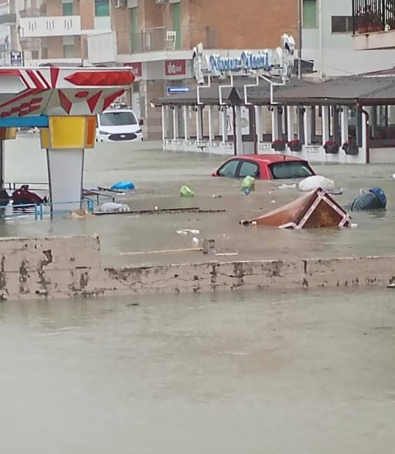 Mare in tempesta sullo Ionio, onde oltre il lungomare nel quartiere Lido a Catanzaro: Harry fa paura (FOTO - VIDEO) 1 Catanzaro Lido auto affondate