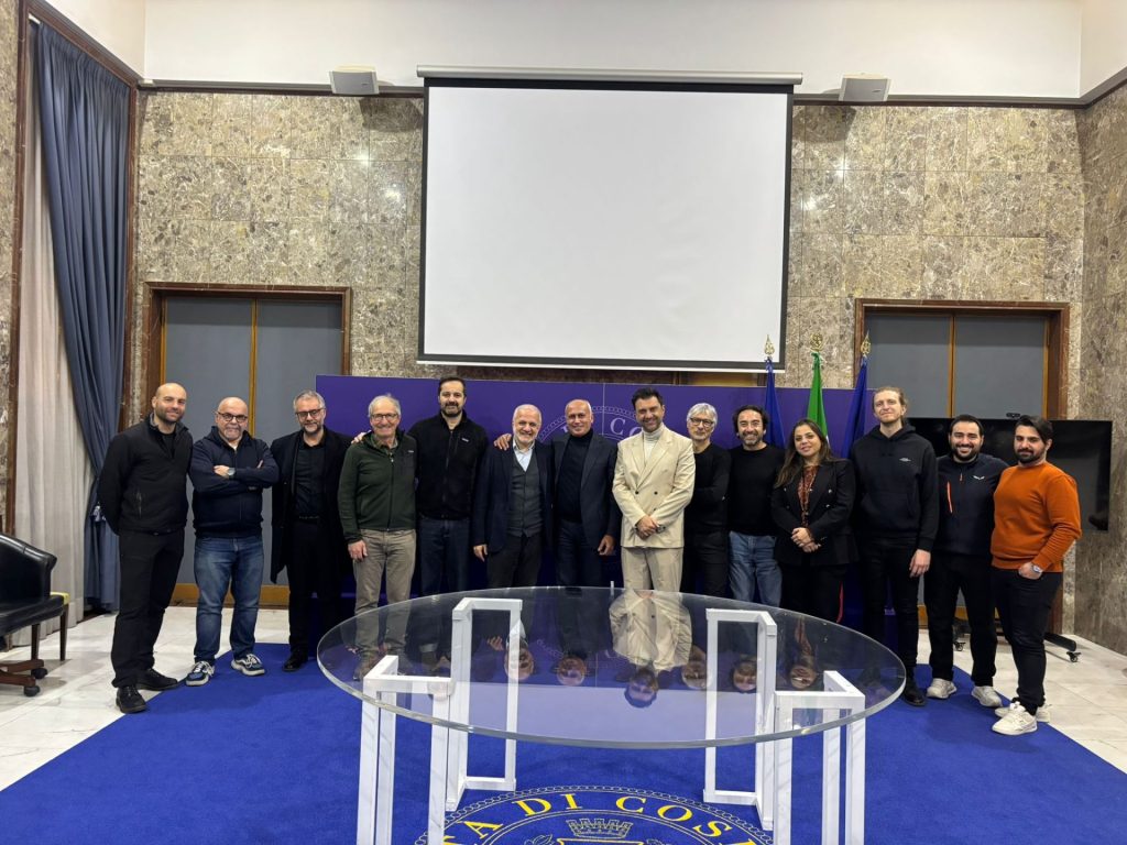 Sanremo arriva a Cosenza: cittadini e orchestra protagonisti dello spot Rai in piazza (FOTO) 1 Il Sindaco Franz Caruso incontra la troupe di Tutti cantano Sanremo