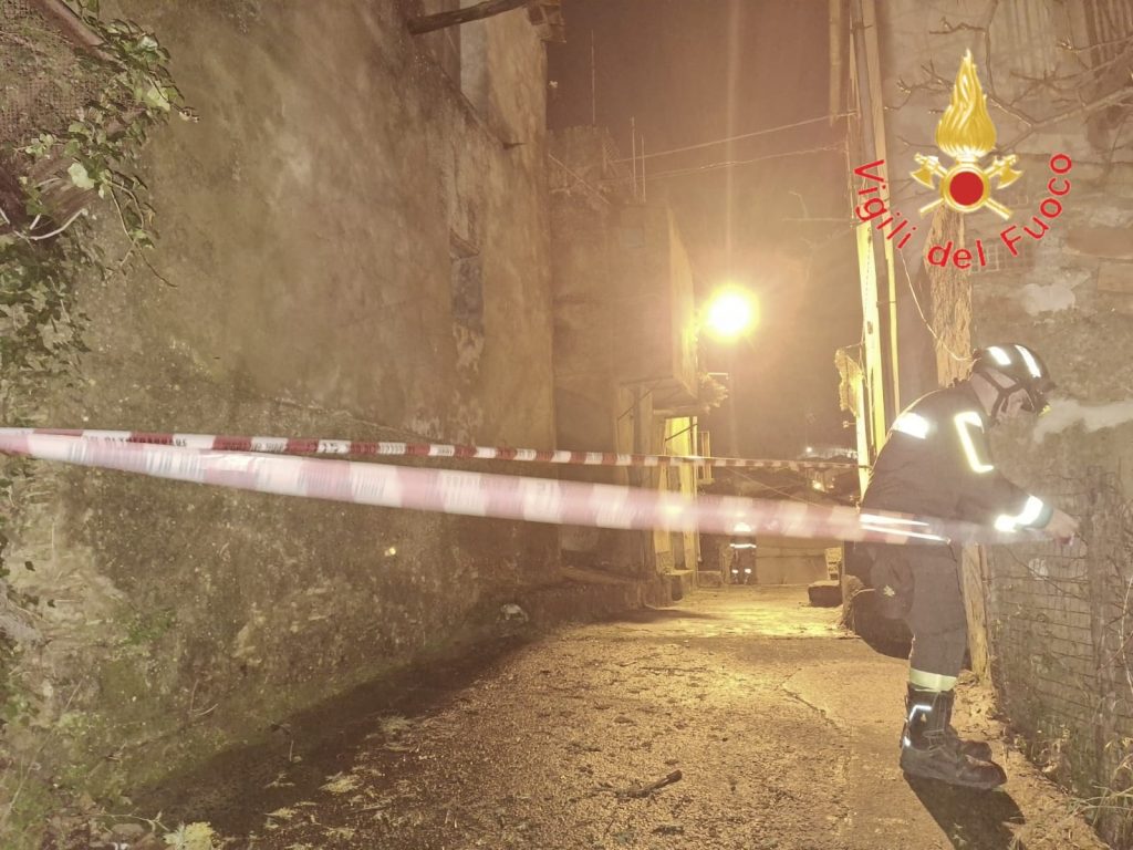 Crollano tetto e solaio di uno stabile abbandonato, interdetta la zona: paura a Girifalco (FOTO) 1 Vigili del Fuoco Catanzaro crollo Girifalco quattro