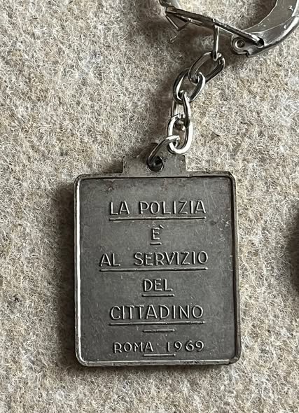 Dal 113 alle Guardie di Pubblica Sicurezza: i “tesori” ritrovati che raccontano la storia della Polizia 2 oggetti ps 2