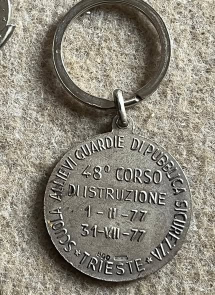 Dal 113 alle Guardie di Pubblica Sicurezza: i “tesori” ritrovati che raccontano la storia della Polizia 1 oggetti ps