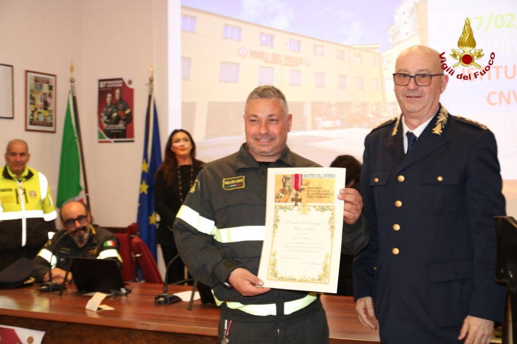 Catanzaro celebra 87 anni dei Vigili del Fuoco: encomi, onorificenze e memoria dei caduti (FOTO) 9 10