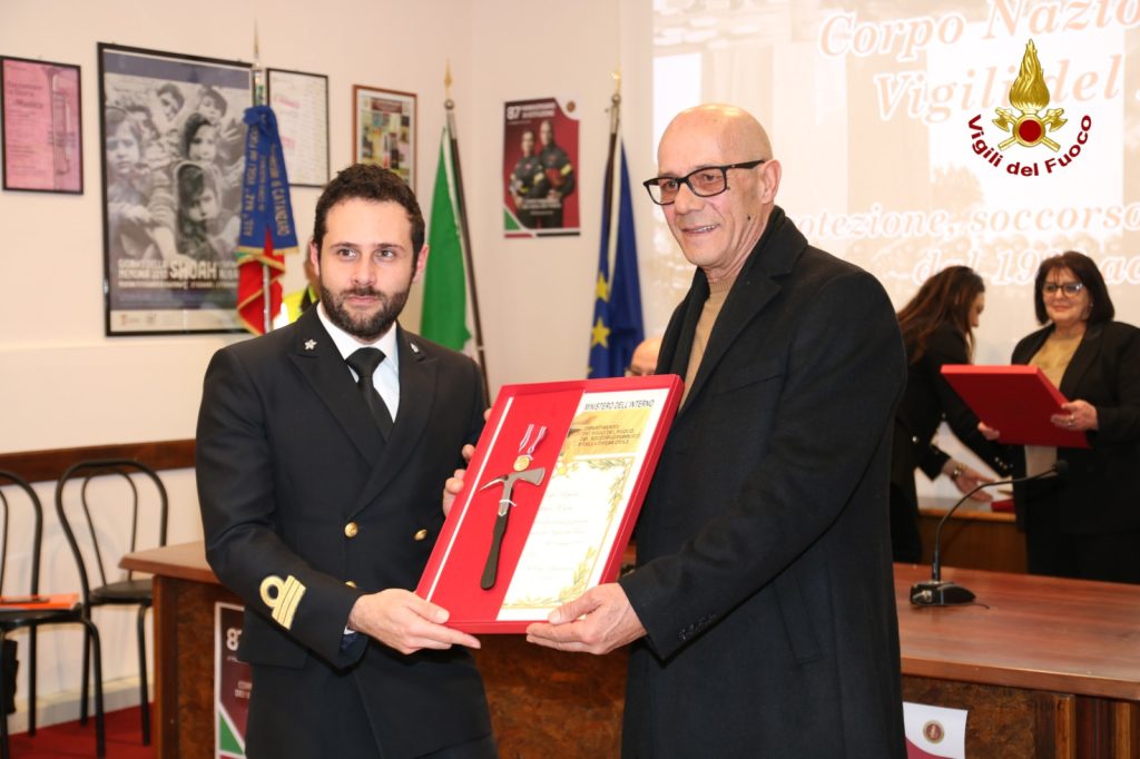 Catanzaro celebra 87 anni dei Vigili del Fuoco: encomi, onorificenze e memoria dei caduti (FOTO) 12 13