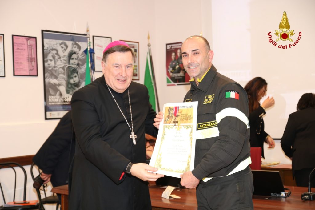 Catanzaro celebra 87 anni dei Vigili del Fuoco: encomi, onorificenze e memoria dei caduti (FOTO) 3 4 1