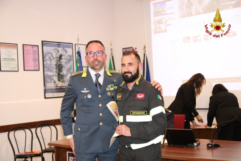 Catanzaro celebra 87 anni dei Vigili del Fuoco: encomi, onorificenze e memoria dei caduti (FOTO) 5 6