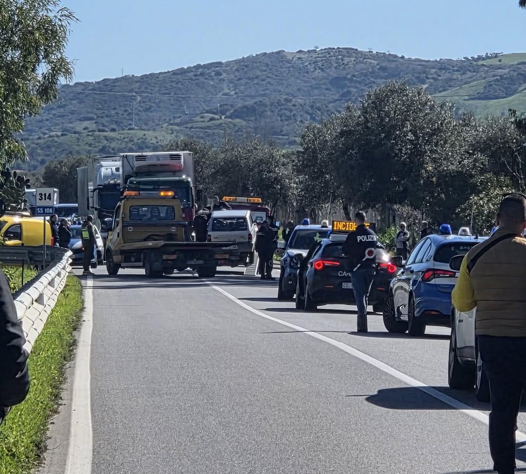 Nuovo incidente sulla Statale 106 a Pietrapaola, traffico paralizzato ...