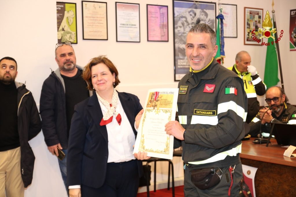 Catanzaro celebra 87 anni dei Vigili del Fuoco: encomi, onorificenze e memoria dei caduti (FOTO) 6 7