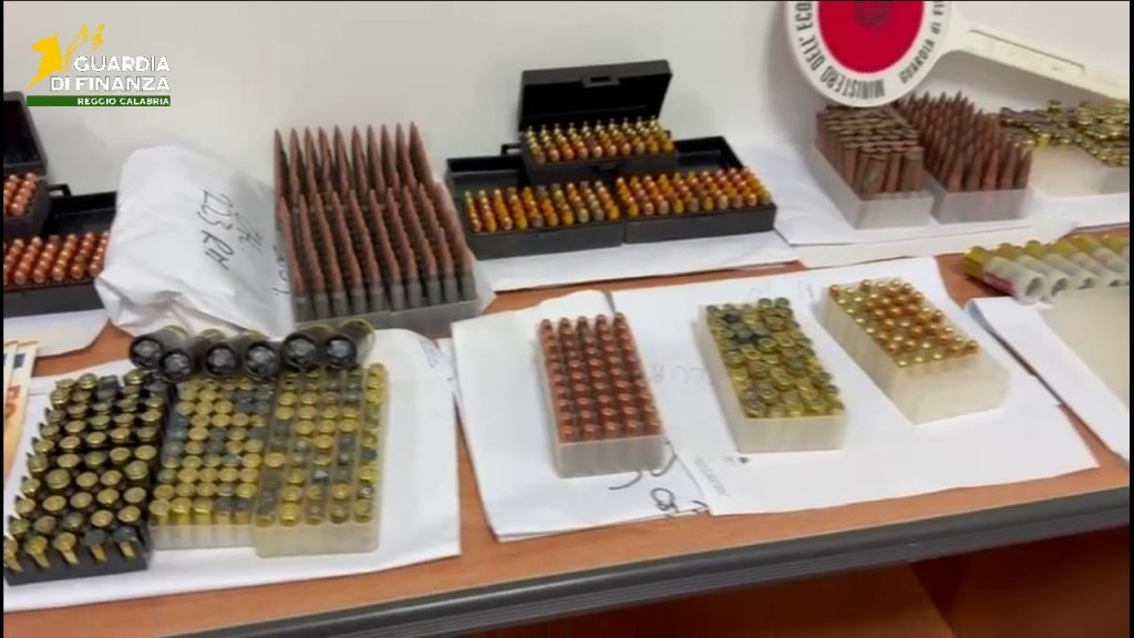 Blitz della Finanza nella Piana di Gioia Tauro, sequestrate armi ed esplosivi: arrestate due persone (FOTO - VIDEO) 1 Guardia di Finanza Reggio Calabria Gioia Tauro arsenale due