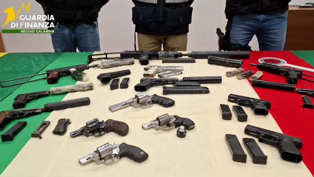 Guardia di Finanza Reggio Calabria, arsenale Gioia Tauro uno