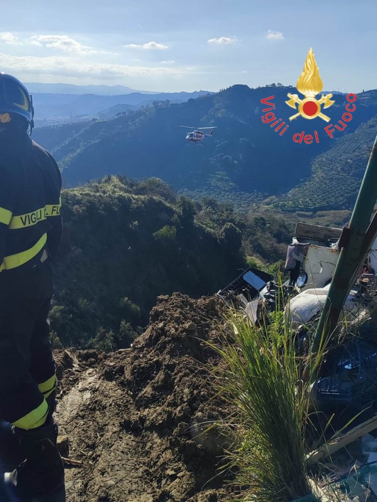 Tragedia a Catanzaro, camion precipita in scarpata: conducente recuperato, muore in elisoccorso (FOTO-VIDEO) 1 Incidente CZ
