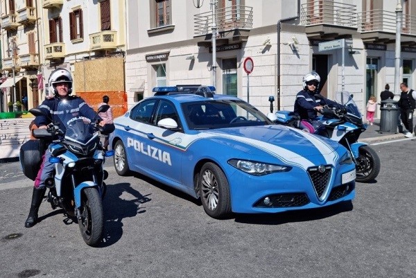 Polizia Crotone, auto e moto