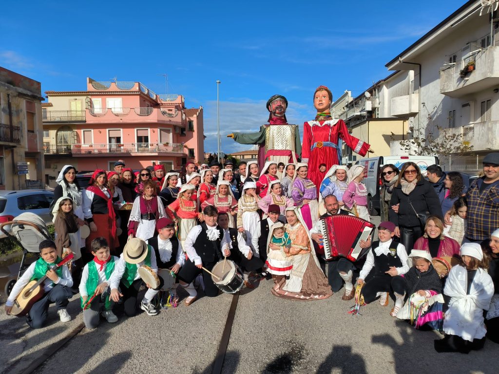 Cala il sipario su CarnevalMare 2026: Vibo Marina celebra il successo di un’edizione da record (FOTO) 1 Vibo Valentia carnevale Vibo Marina due