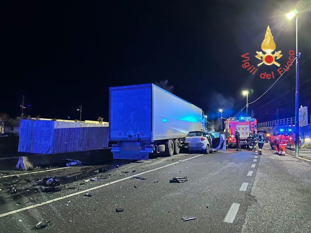 Drammatico frontale tra un'auto e un mezzo pesante sulla Statale 18 a Falerna: muore un poliziotto (FOTO - NOME) 1 Vigili del Fuoco Catanzaro mortale a Falerna uno