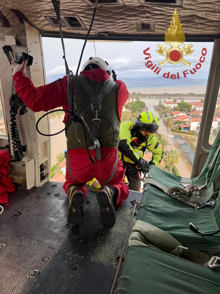 Il Crati rompe le barriere: la Piana di Sibari sommersa, crollano tre tratti dell’argine destro (FOTO - VIDEO) 1 Vigili del Fuoco Cosenza riprese Crati in volo
