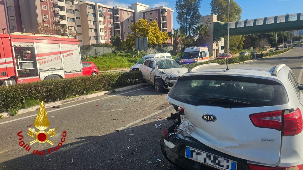 Violento scontro fra due auto all'ingresso sud di Crotone, un ferito finisce in ospedale (FOTO) 1 Vigili del Fuoco Crotone incidente citta due