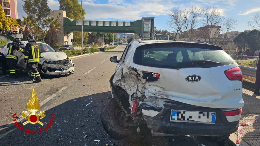 Violento scontro fra due auto all'ingresso sud di Crotone, un ferito finisce in ospedale (FOTO) 3 Vigili del Fuoco Crotone incidente citta quattro