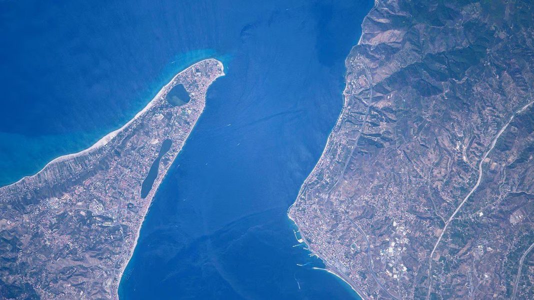 stretto di messina dallo spzio