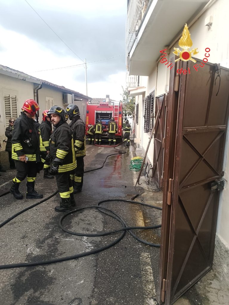 Fiamme a Pianopoli: distrutta dal fuoco un'abitazione. Inagibile un'intera ala dell'edificio (FOTO) 1 vigili del fuoco 2026 02 23 13 49 57 2