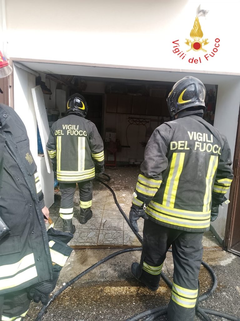 Fiamme a Pianopoli: distrutta dal fuoco un'abitazione. Inagibile un'intera ala dell'edificio (FOTO) 2 vigili del fuoco 2026 02 23 13 49 58