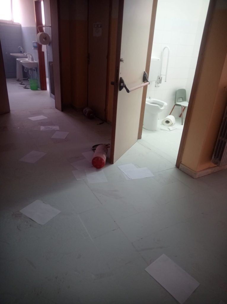 Atti vandalici al plesso Don Milani di Catanzaro, estintori svuotati e locali inagibili: “È l’ennesima ferita” (FOTO) 8 662034381 122163047642625672 7336280668533678506 n