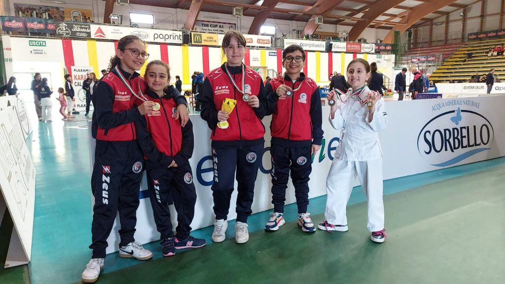 Tropheum Karate Club protagonista al Gran Prix Under 12: sette medaglie e tutti sul podio (FOTO 1 ASD Tropheum Karate Club due