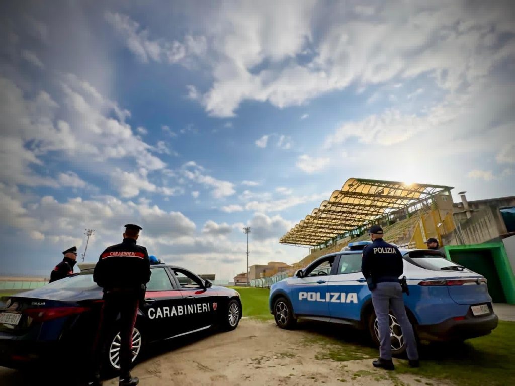 Carabinieri Lamezia auto con polizia stadio due