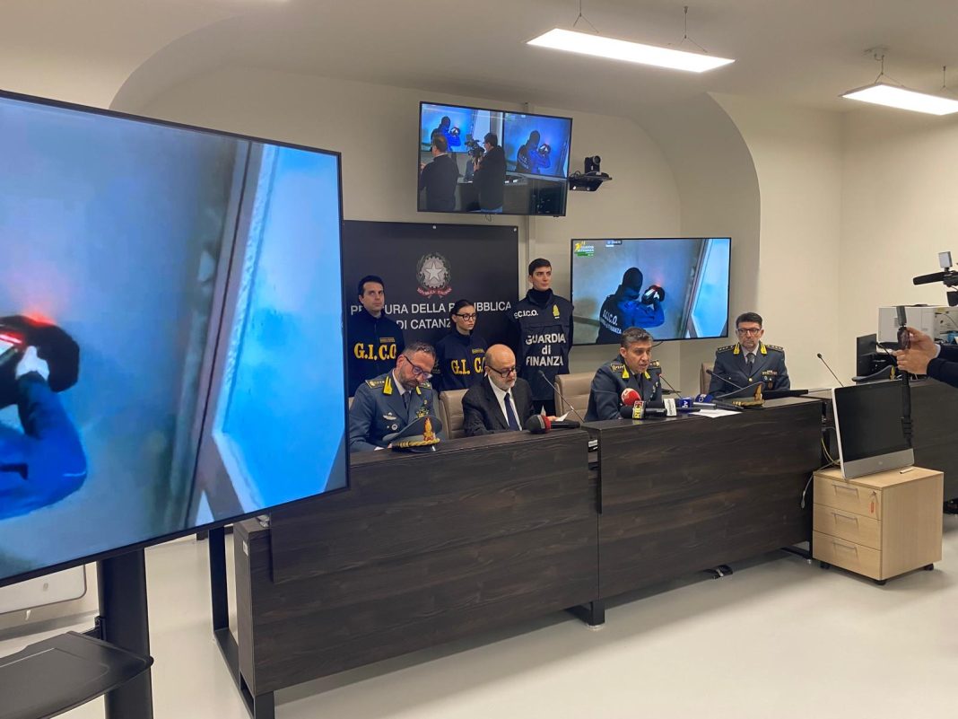Catanzaro, conferenza stampa droga clan Vibonesi