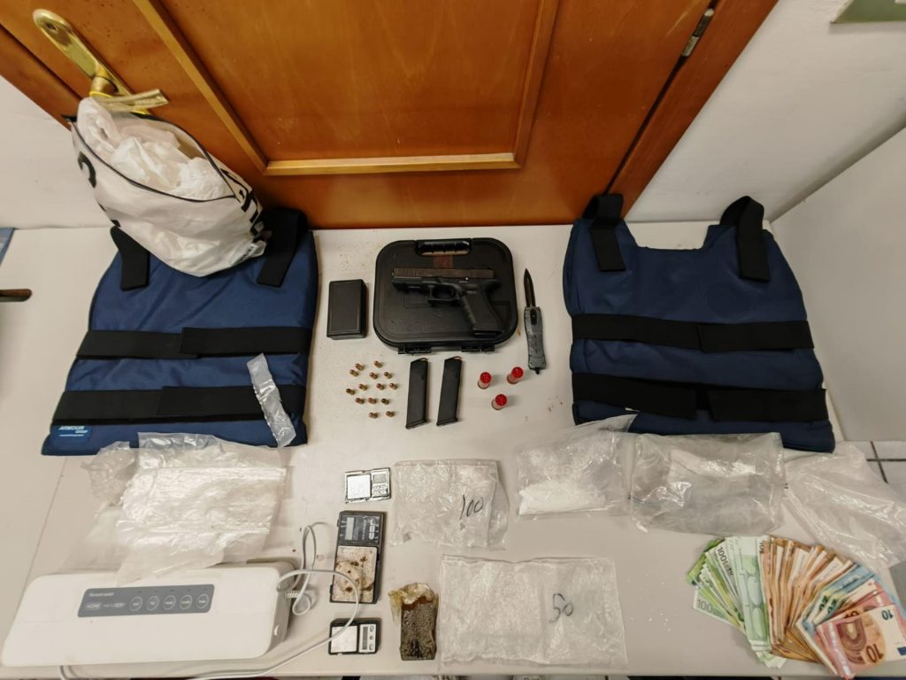 Guardia di Finanza Crotone droga e pistola