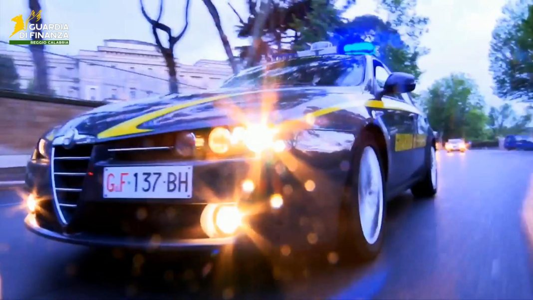 Guardia di Finanza Reggio Calabria, auto sfrecciante