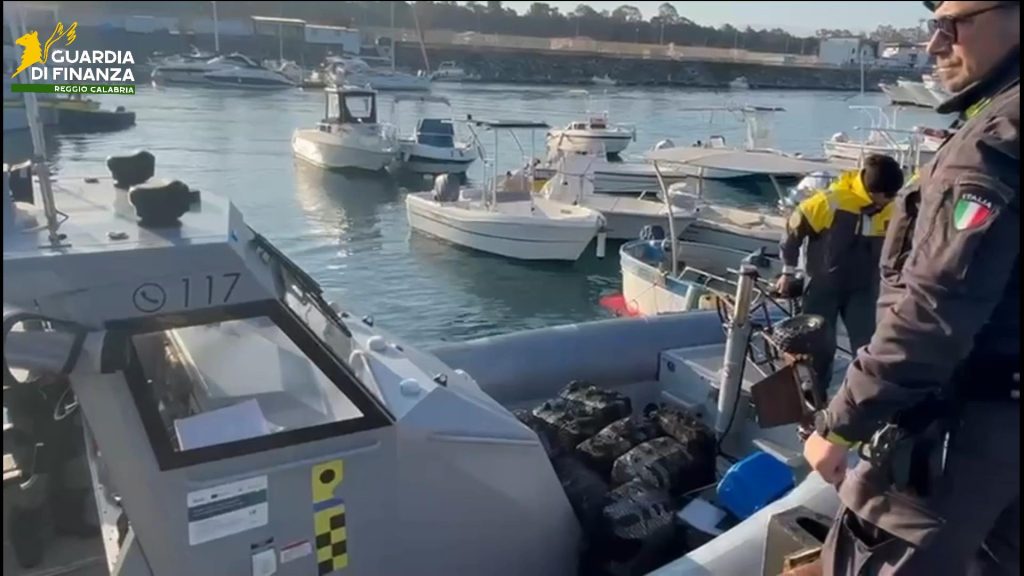 Triplice operazione antidroga della Finanza al porto di Gioia Tauro, sequestrati quasi 400 chili di cocaina (FOTO - VIDEO) 1 Guardia di Finanza Reggio Calabria droga porto Gioia Tauro uno