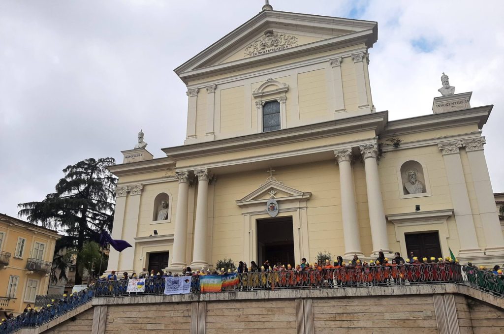 La manifestazione sulla pace sulla balconata della cattedrale