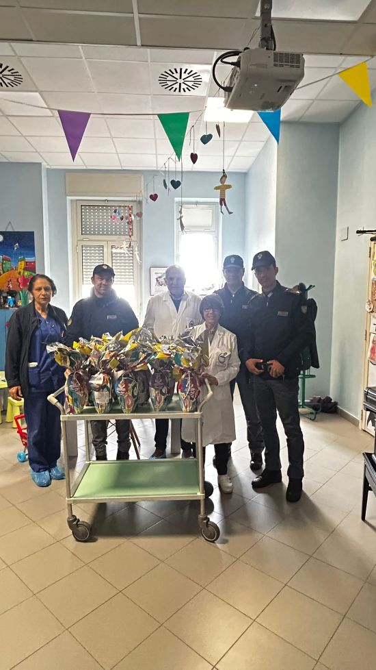 Polizia Catanzaro, uova pasqua ospedali due 2026