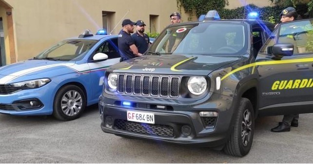 Polizia Crotone con guardia di finanza