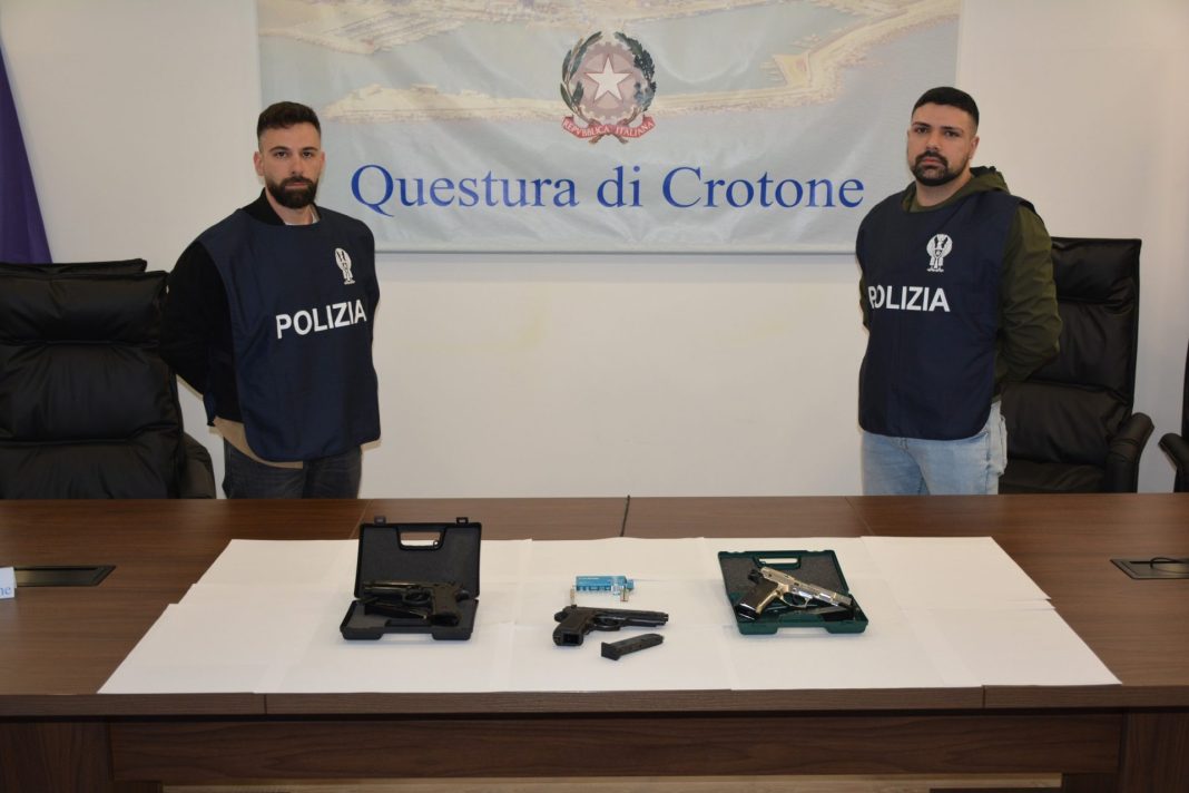 Polizia Crotone, pistola a salve due